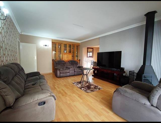 5 BEDROOM HOUSE FOR SALE IN MONTROSE